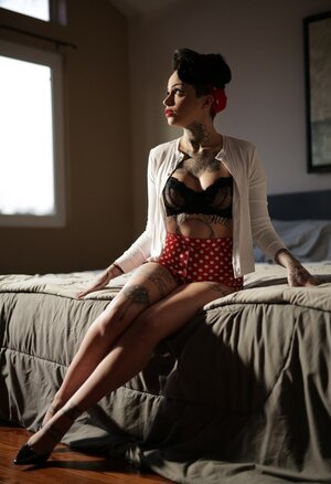 Dessous, Tattoo, Hohe Absätze