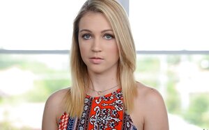 Blond, Babe, Bekleidet