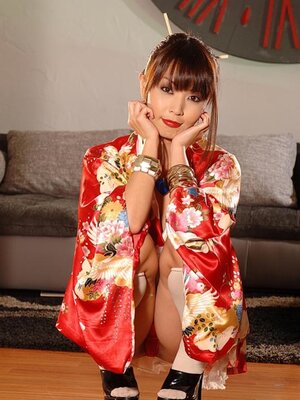 Asiatisch, Bekleidet