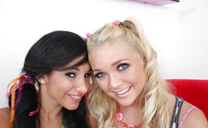 Latines, Blondes, Brunettes