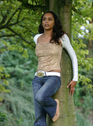 Amateur, Latina, Brünett, Unter freiem Himmel, Jeans, Bekleidet