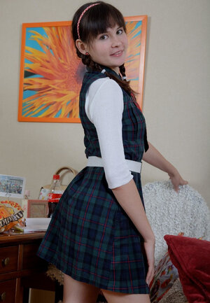 Teenager, Brünett, Bekleidet