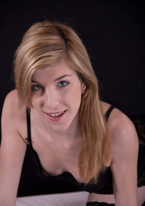 Blond, Babe, Bekleidet