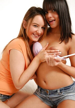 Amateur, Lesbisch, Shorts, Brünett