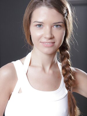 Teenager, Brünett, Bekleidet