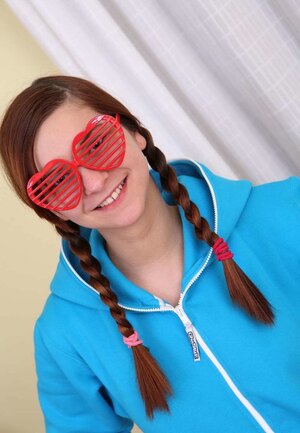 Jovencitas, Desnudándose, Pelirrojas, Europeas, Gafas, Vestida