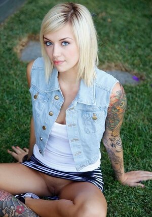 Rasées, Blondes, Dehors, Tatouages