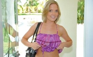 Dude took seductive girlfriend inside to make her strip in a quiet place