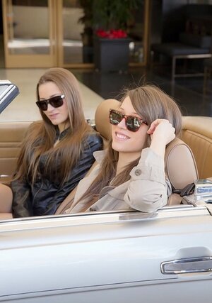 Unter freiem Himmel, Brillen, Bekleidet