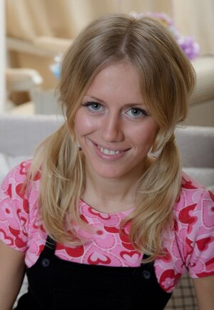 Teenager, Blond, Bekleidet