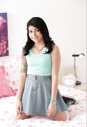 Jeunettes, Latines, Brunettes, Tatouages, Jupe, Habillé