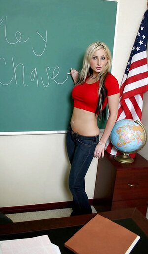 Blond, Jeans, Piercings