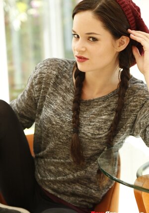 Teenager, Brünett, Bekleidet