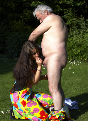 Girl and her stepfather in flower overalls go to nature for pussy-drilling