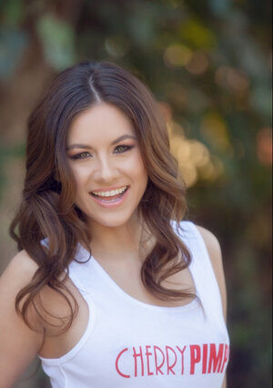 Brünett, Unter freiem Himmel, Bekleidet