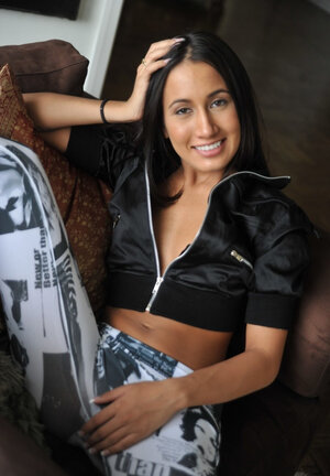 Brünett, Babe, Bekleidet