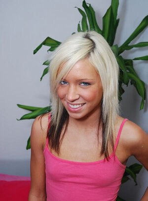 Teenager, Blond, Bekleidet