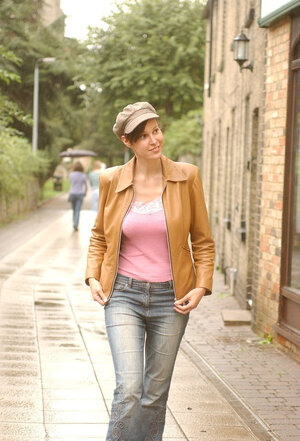 Unter freiem Himmel, Jeans, Bekleidet