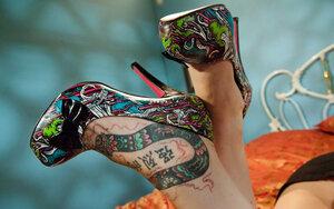 Hussy needs everybody to see her colorful tattoos so she unclothes