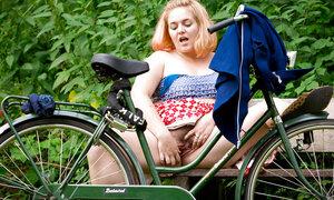 Tubby gal on a bike decides to wank outdoors today