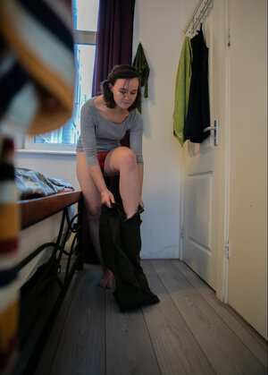 Beefy tooshie babe Katia D exposes her derriere and additionally then some