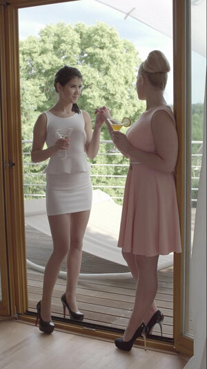 Ela Velvet & Lady Dee are going to fuck each other hard