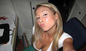 Kali Colada is going to expose her vag just for the fun