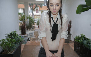 Aging but mind-blowing beauty with sinful smile bangs a lebabe teen babe