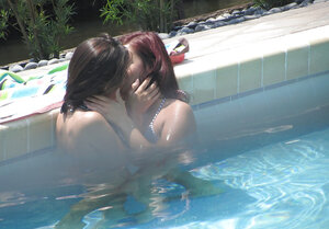 Bikini, Lesbiche, All’aperto, Piscina, Bagnate, Baciarsi, Voyeur