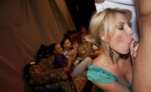 Schwanz lutschen, Blond, Party, CFNM, Bekleidet