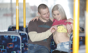 Pubblico, Spogliarsi, Bionde