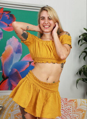 Dilettanti, Bionde, Tatuaggi, Gonna, Coperta