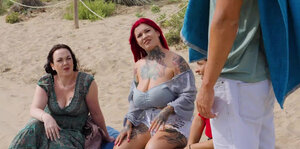 MILF, Rosse, All’aperto, Spiaggia, Tatuaggi, Trio, BBW, Coperta