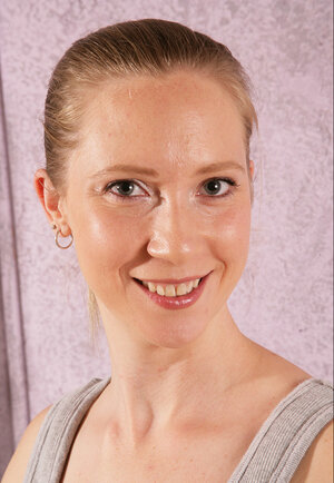 Adorable non-pro girl playing with her nipples and hairy hole