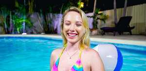 Biquini, Rubias, Lengua, Piscina