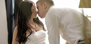 Novias, Besos, Vestida