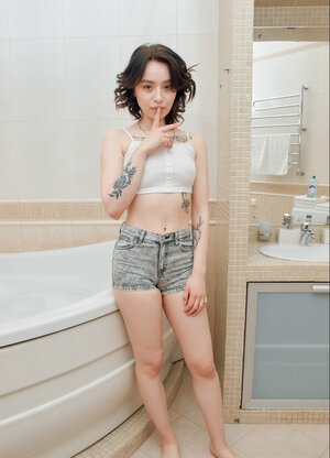 Shorts, Brune, Bagno, Tatuaggi, Coperta