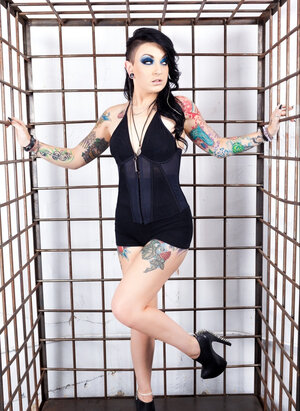 MILF, Brune, Tatuaggi, Tacchi Alti