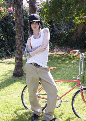 Lengua, Tatuajes, Vestida