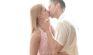 Rubias, Besos, Vestida