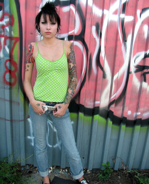 Novias, Lengua, Pantalón vaquero, Tatuajes, Vestida