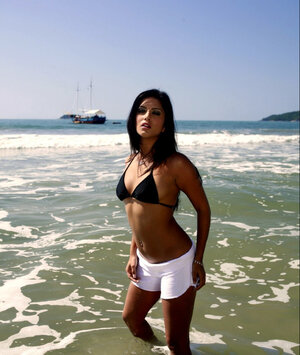 Dark-haired Eager mom Sunny Leone flaunts her hot undressed body on the beach