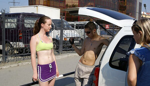 Unter freiem Himmel, Bekleidet