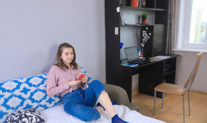 Brünett, Jeans, Bekleidet