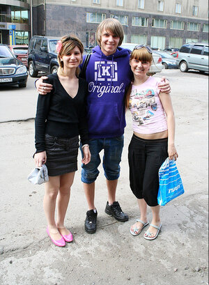 Unter freiem Himmel, Dreier, Bekleidet