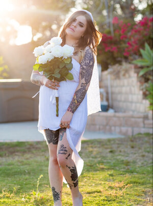 MILF, Unter freiem Himmel, Tattoo