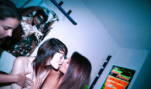 Lesbisch, Brünett, Küssen