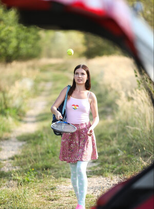 Brünett, Unter freiem Himmel, Bekleidet