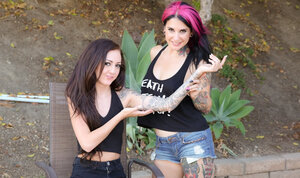 Milf, Brunettes, Dehors, Tatouages, Habillé