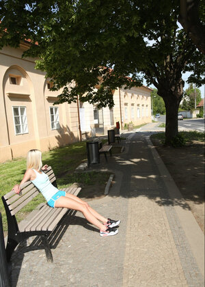 Bionde, All’aperto, Coperta